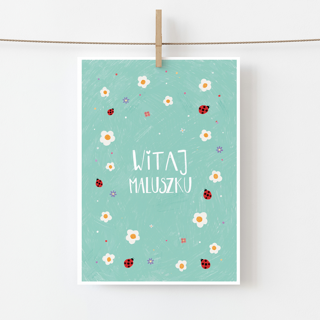 Zdjęcia przedstawia kartkę okolicznościowa z okzaji narodzin dziecka. Na turkusowym tle znajduje się napis: Witaj maluszku oraz rysunki białych i różowych kwiatków oraz biebronek